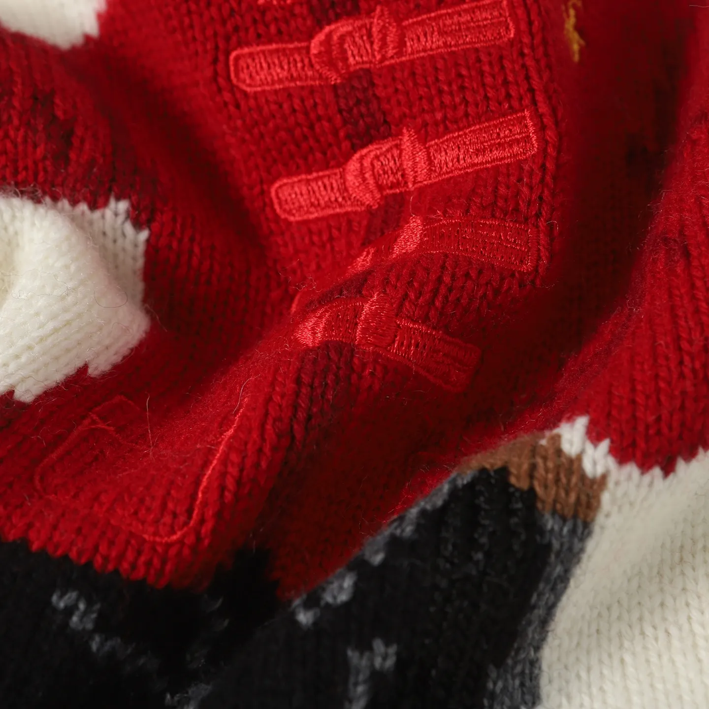P470 [Wool] Original high-end quality Ralph lauren pol* 2026 early spring latest series! New Year's limited edition bear embroidered sweater, wool blend, soft and comfortable, super warm in autumn and winter! The little bear is wearing a red buttoned jacket and holding a red envelope. It is full of details and full of festive atmosphere. The classic round neck design is casual and versatile, and can be easily worn by both men and women. It is suitable for holiday gifts or daily wear. Exquisite craftsmanship + interesting design make it easy to create a festive look ✨. 3️⃣Personal color! S-M-L3️⃣ code!